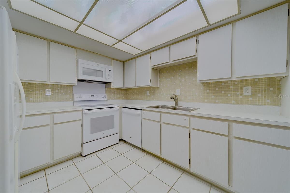 17920 GULF BOULEVARD — photo 4 of 48