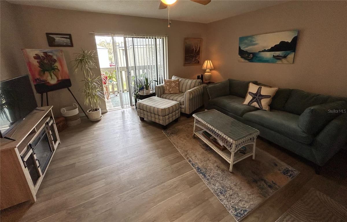 127 SPRINGWOOD CIRCLE — photo 3 of 21