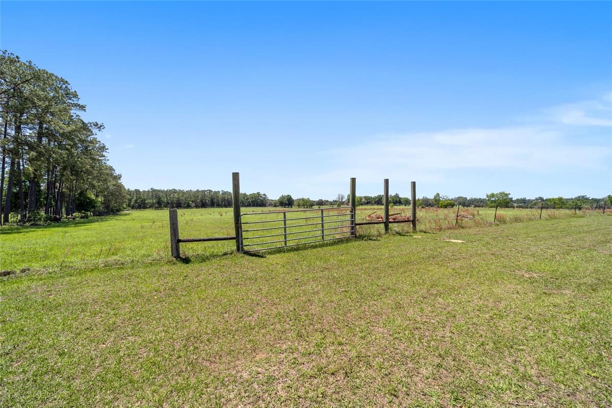 19355 25TH PLACE — photo 13 of 77