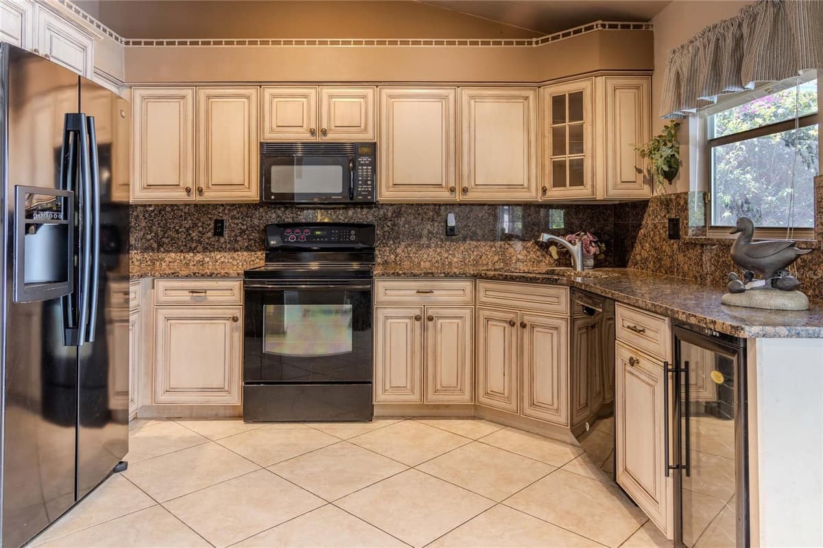 22614 FOUNTAIN LAKES BOULEVARD — photo 7 of 27