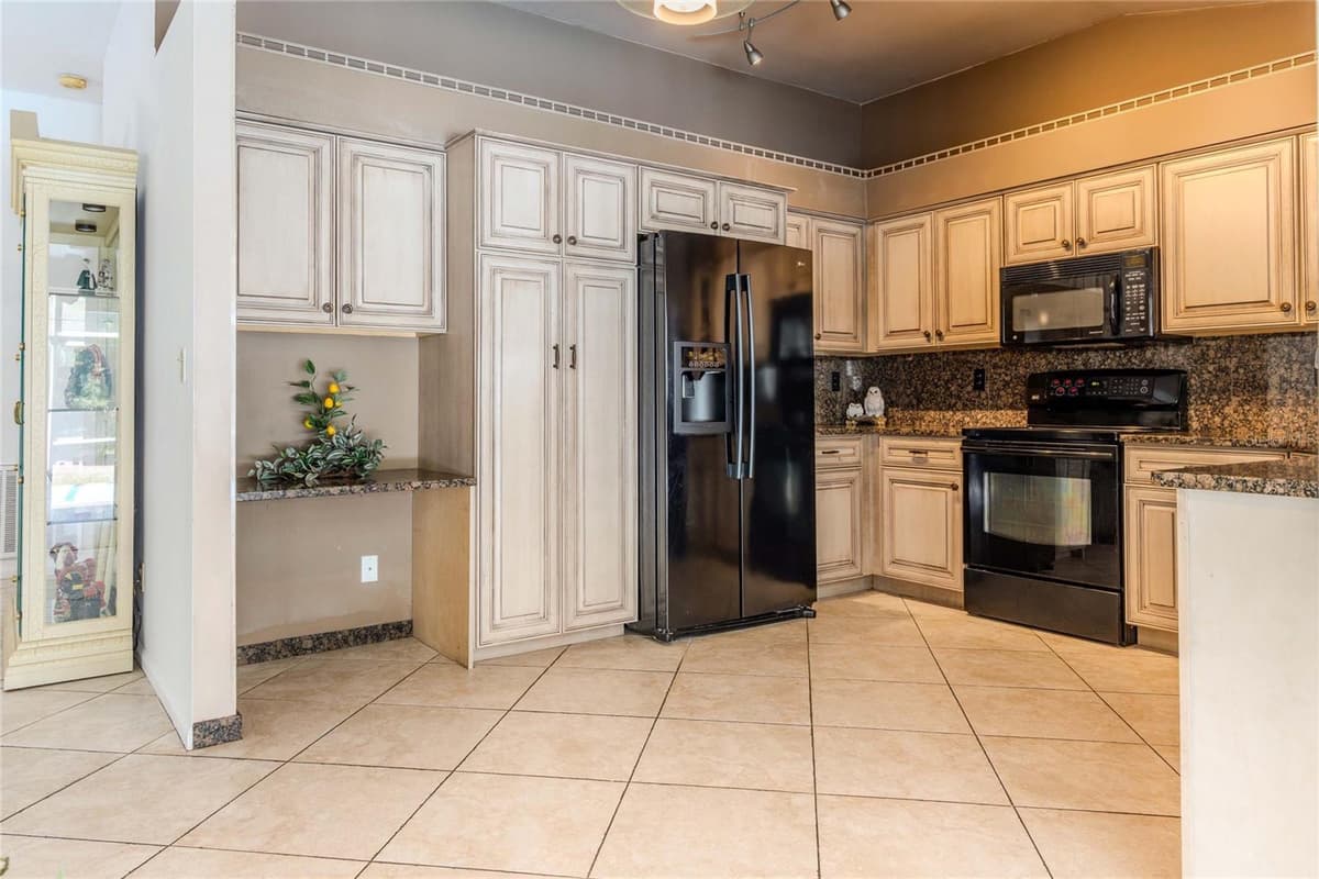 22614 FOUNTAIN LAKES BOULEVARD — photo 8 of 27