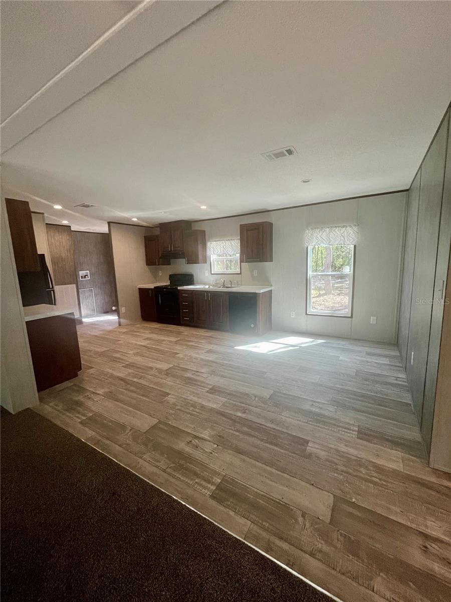 400 HOLLY AVENUE — photo 8 of 22