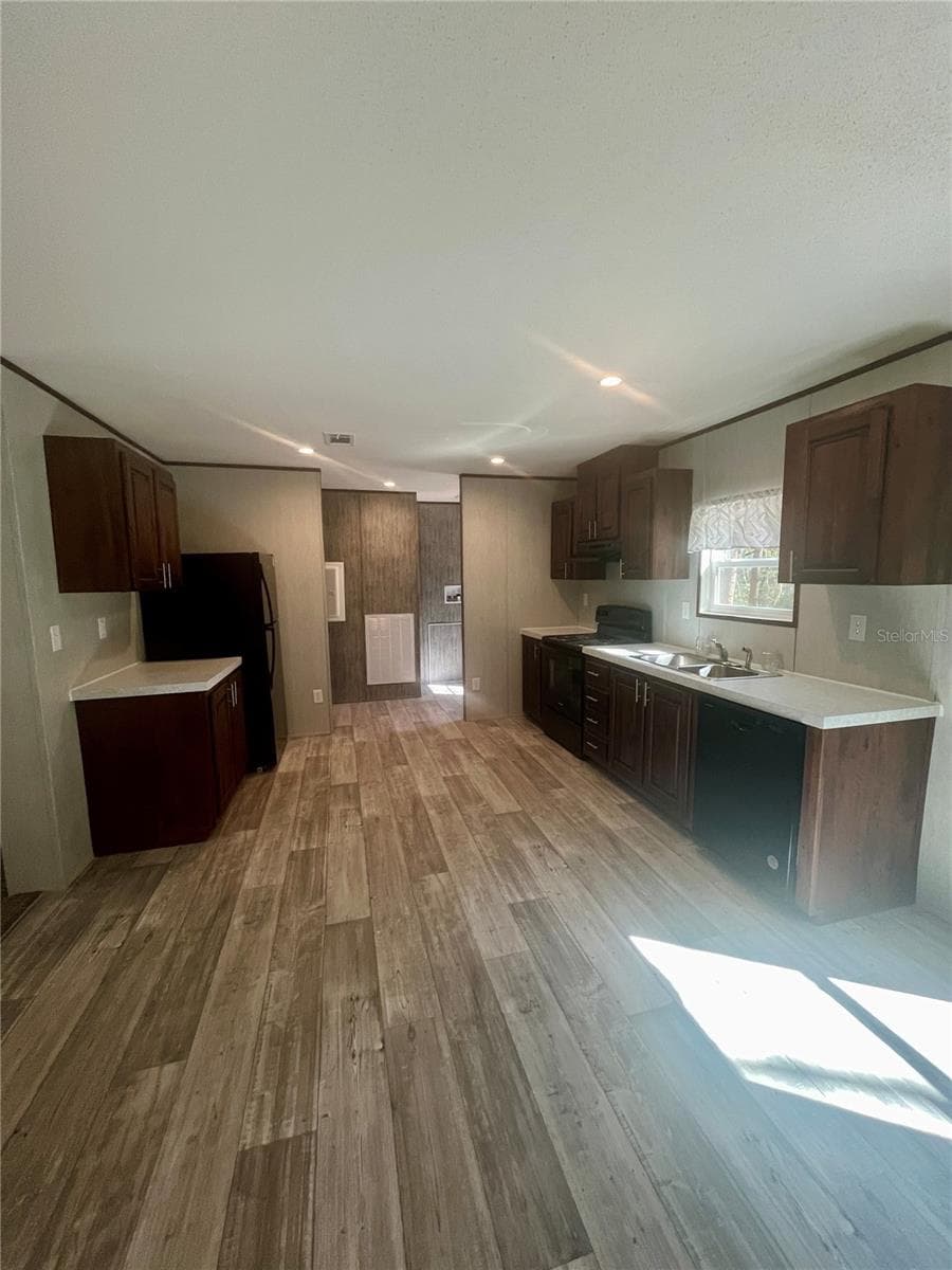 400 HOLLY AVENUE — photo 9 of 22