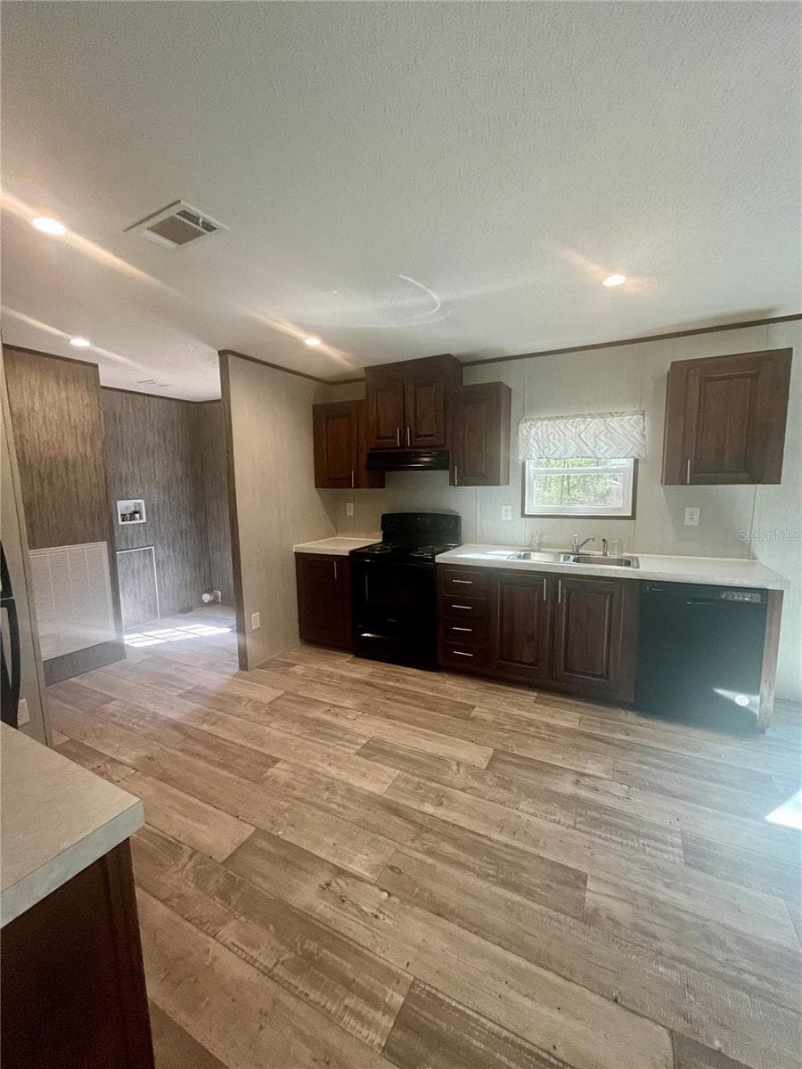 400 HOLLY AVENUE — photo 10 of 22