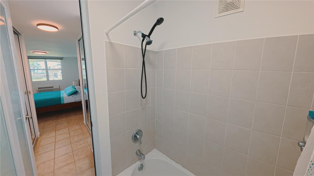 400 COND. HAUDIMAR BEACH APARTMENTS, EDIF. F — photo 19 of 47