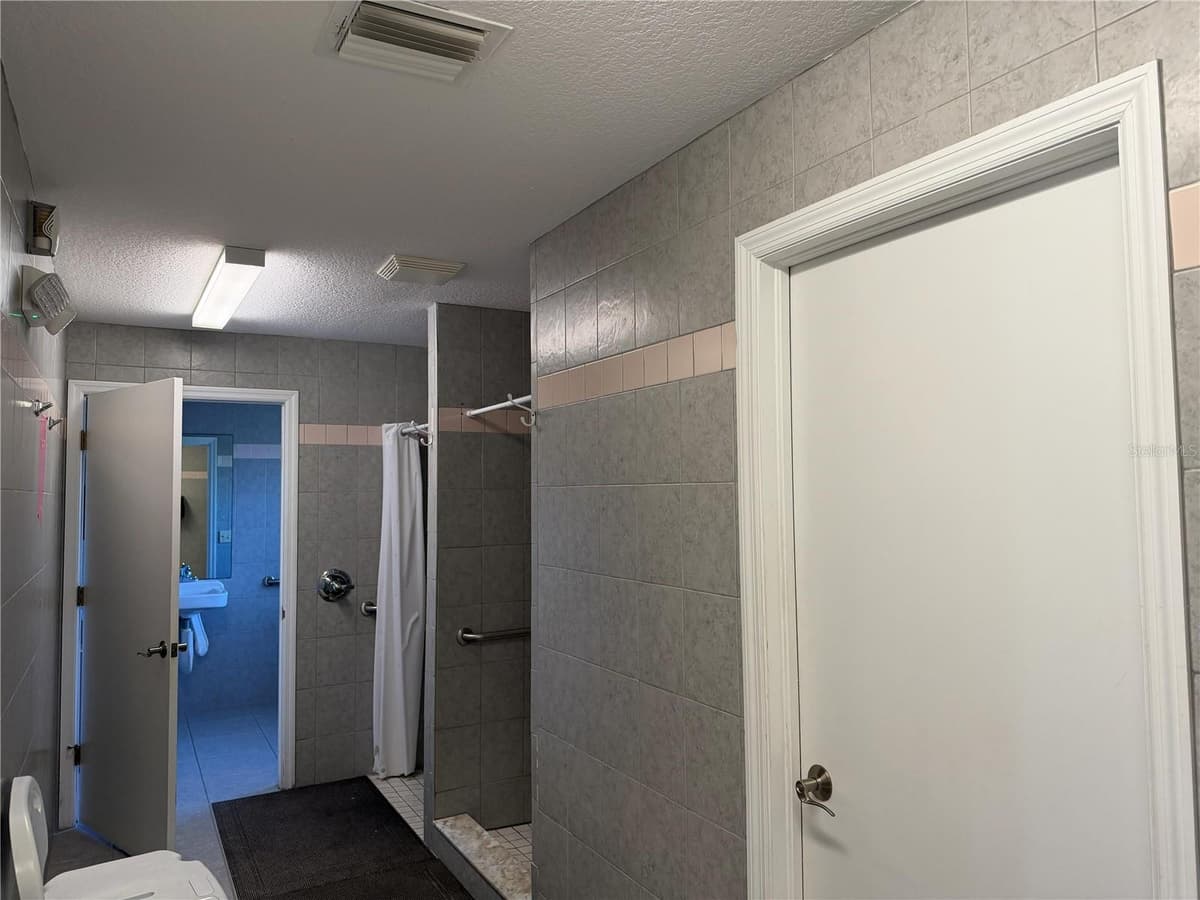 20300 LEONARD ROAD — photo 43 of 51