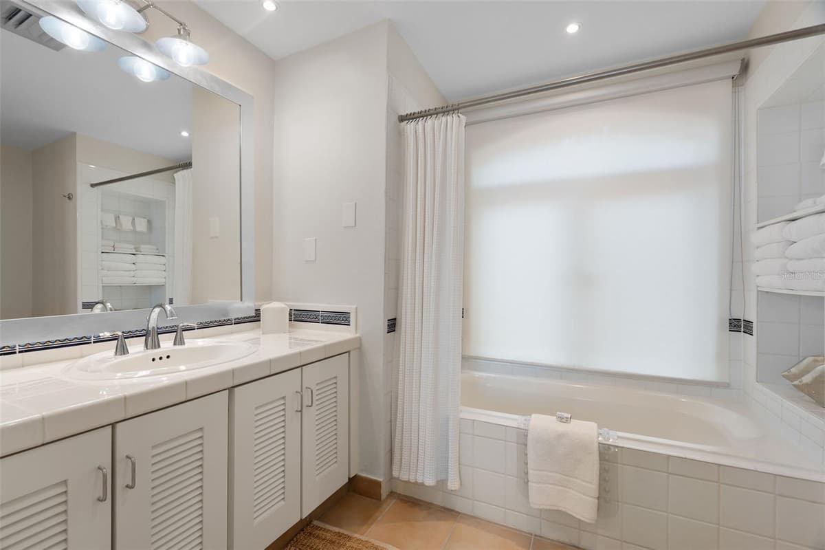 1000 AVENUE EL CONQUISTADOR — photo 21 of 29