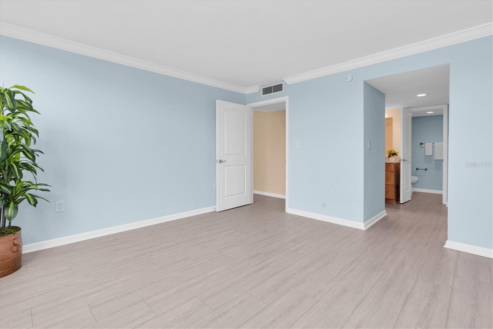 450 TREASURE ISLAND CAUSEWAY — photo 19 of 44