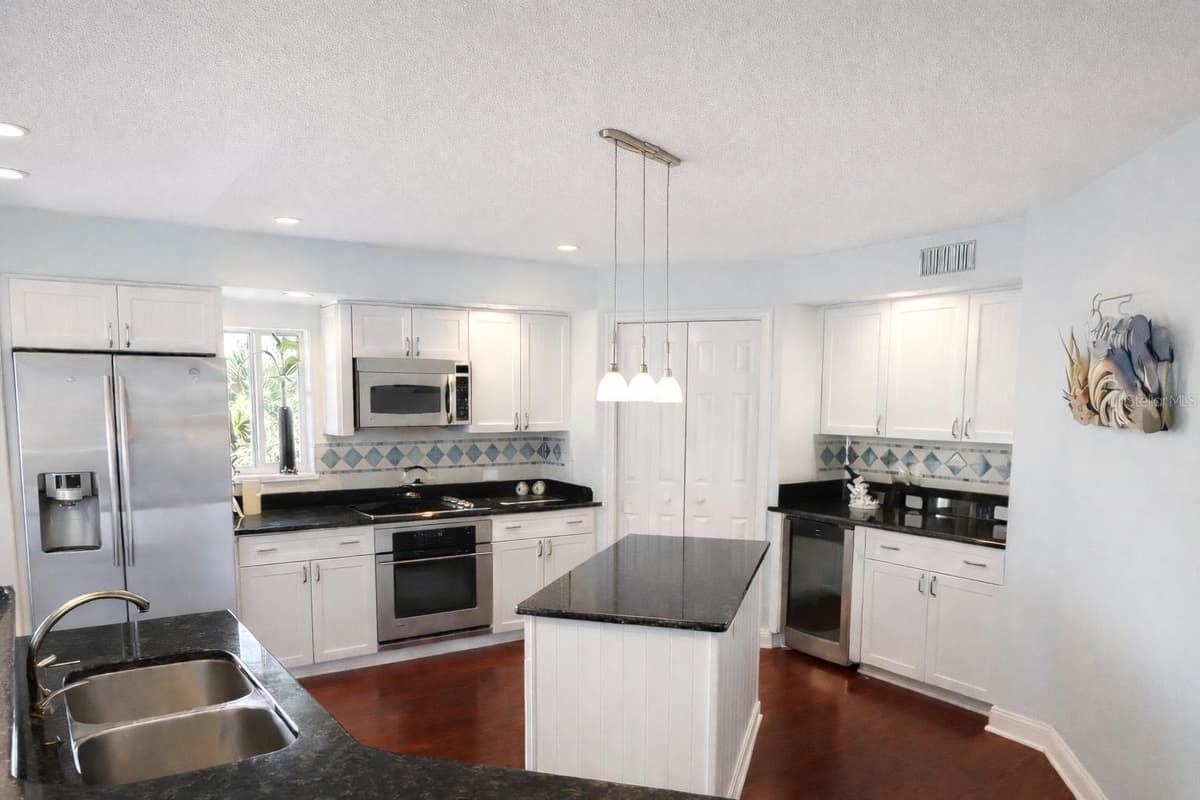 420 HARDING AVENUE — photo 6 of 57
