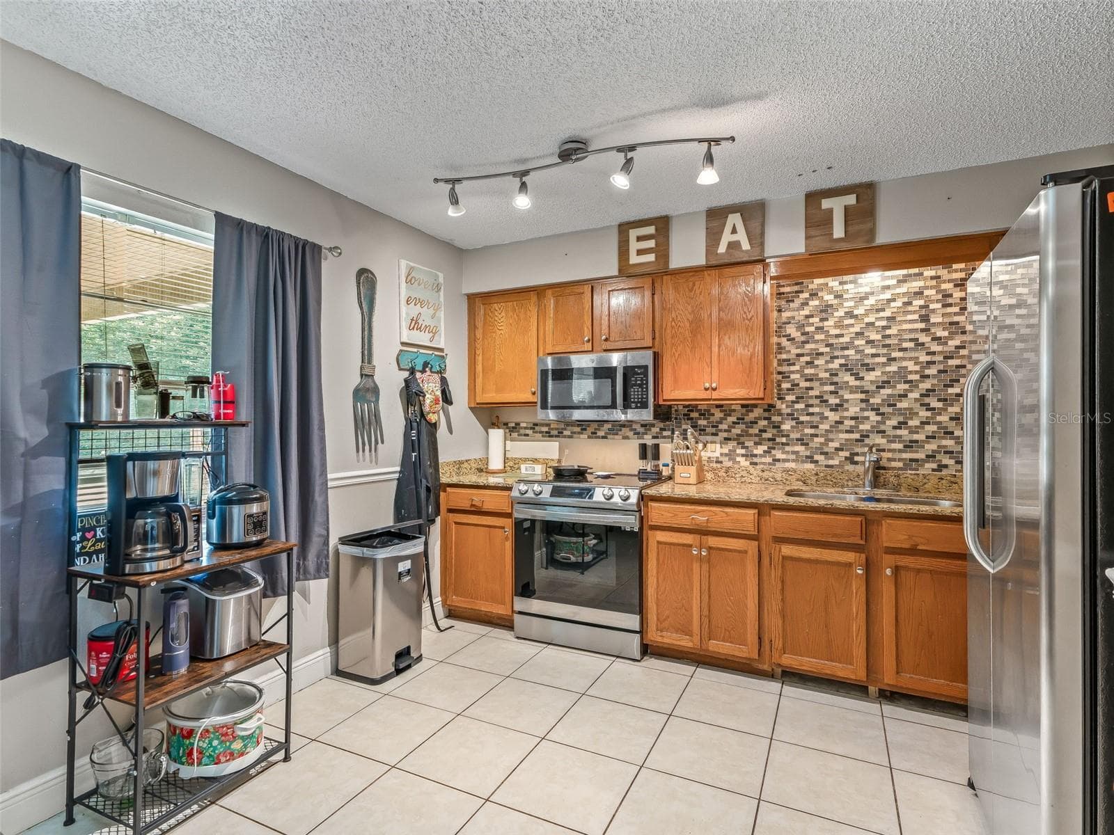 911 JACARANDA DRIVE — photo 8 of 24