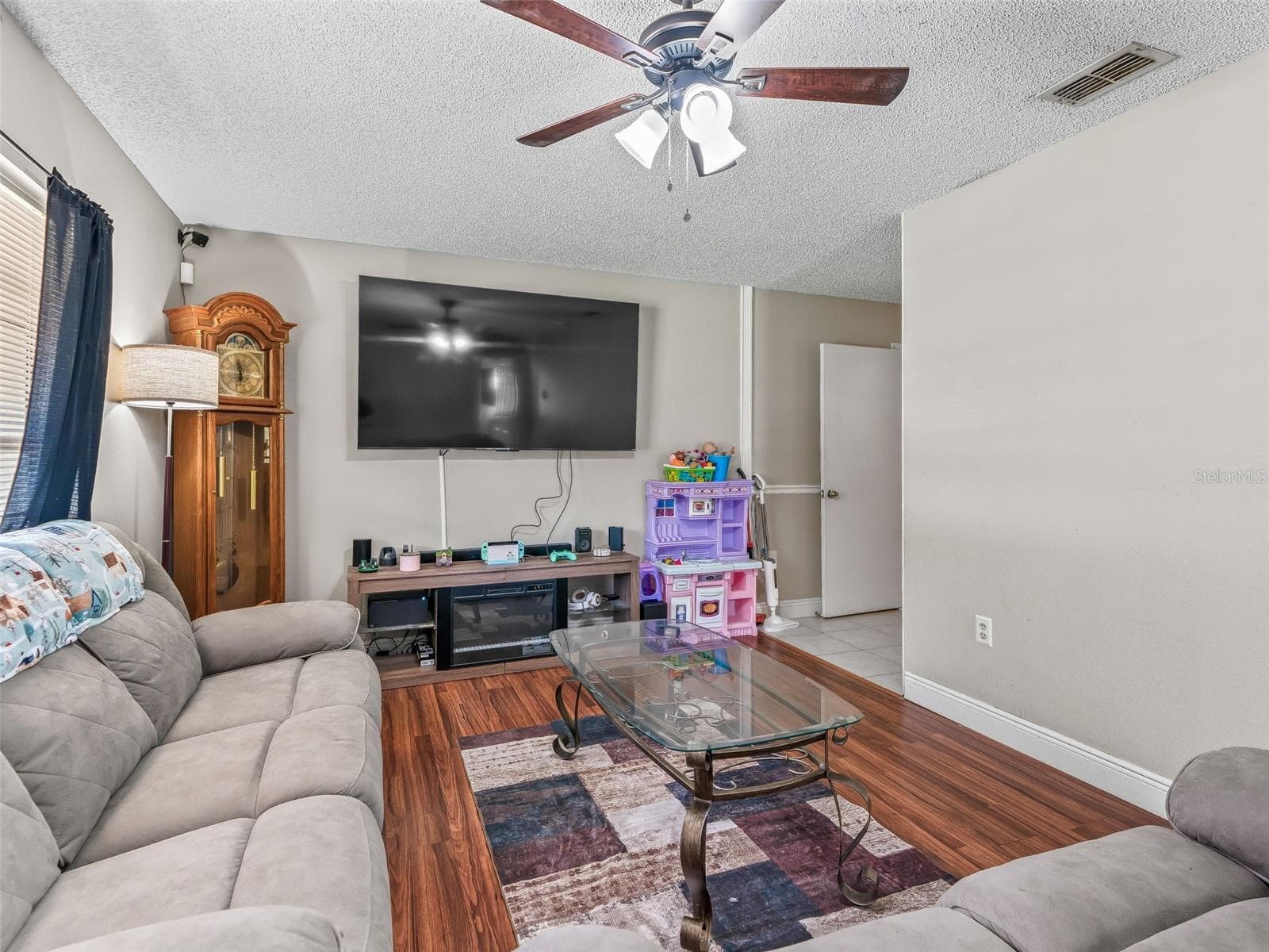 911 JACARANDA DRIVE — photo 3 of 24
