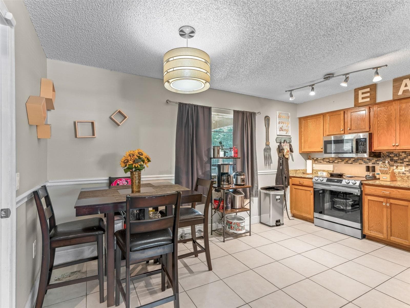 911 JACARANDA DRIVE — photo 6 of 24