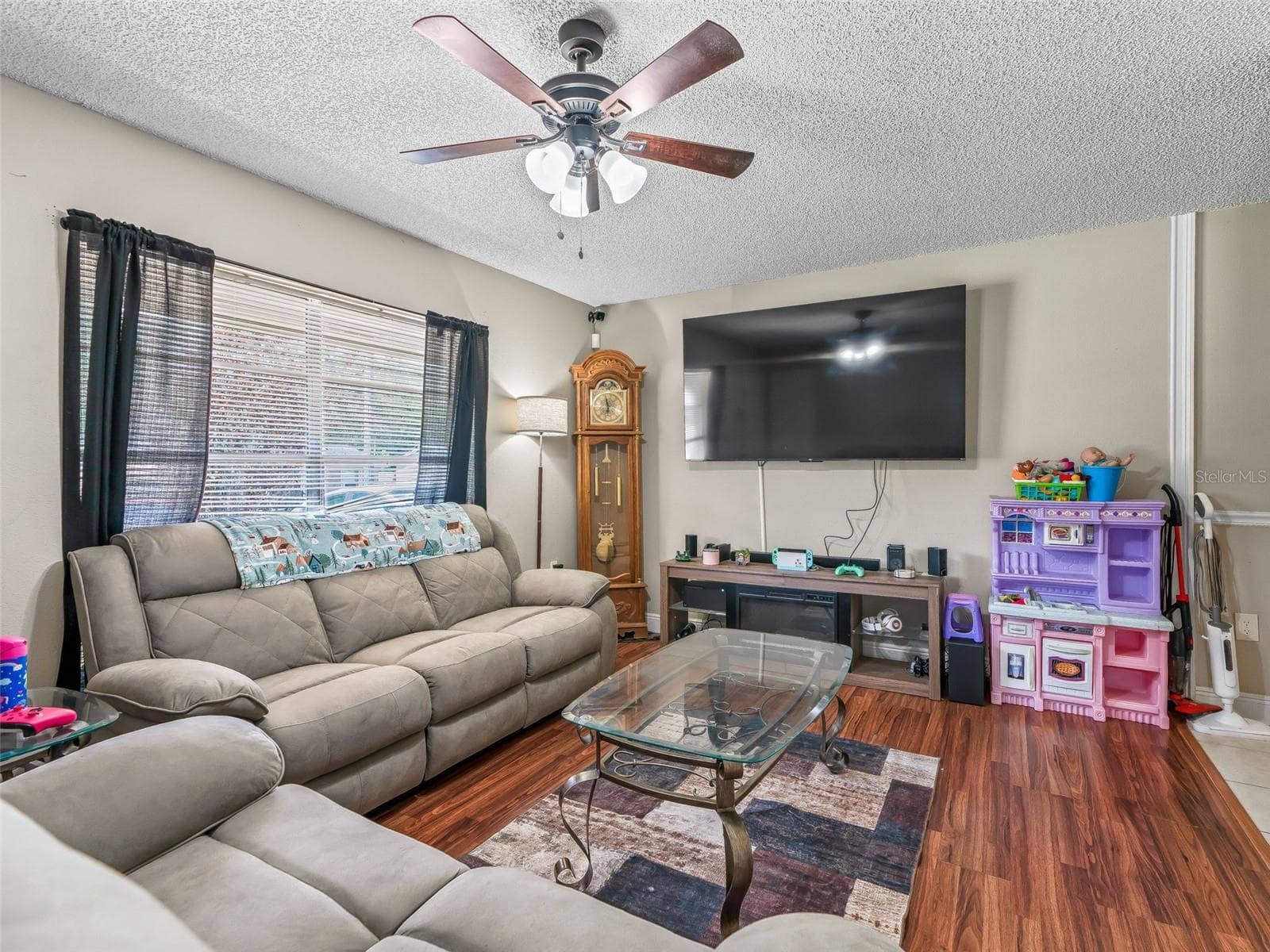 911 JACARANDA DRIVE — photo 2 of 24