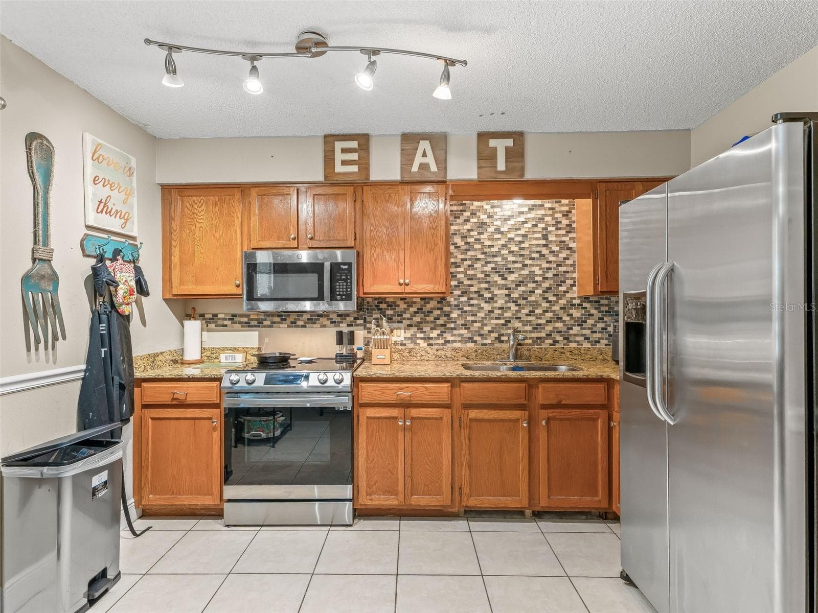 911 JACARANDA DRIVE — photo 7 of 24