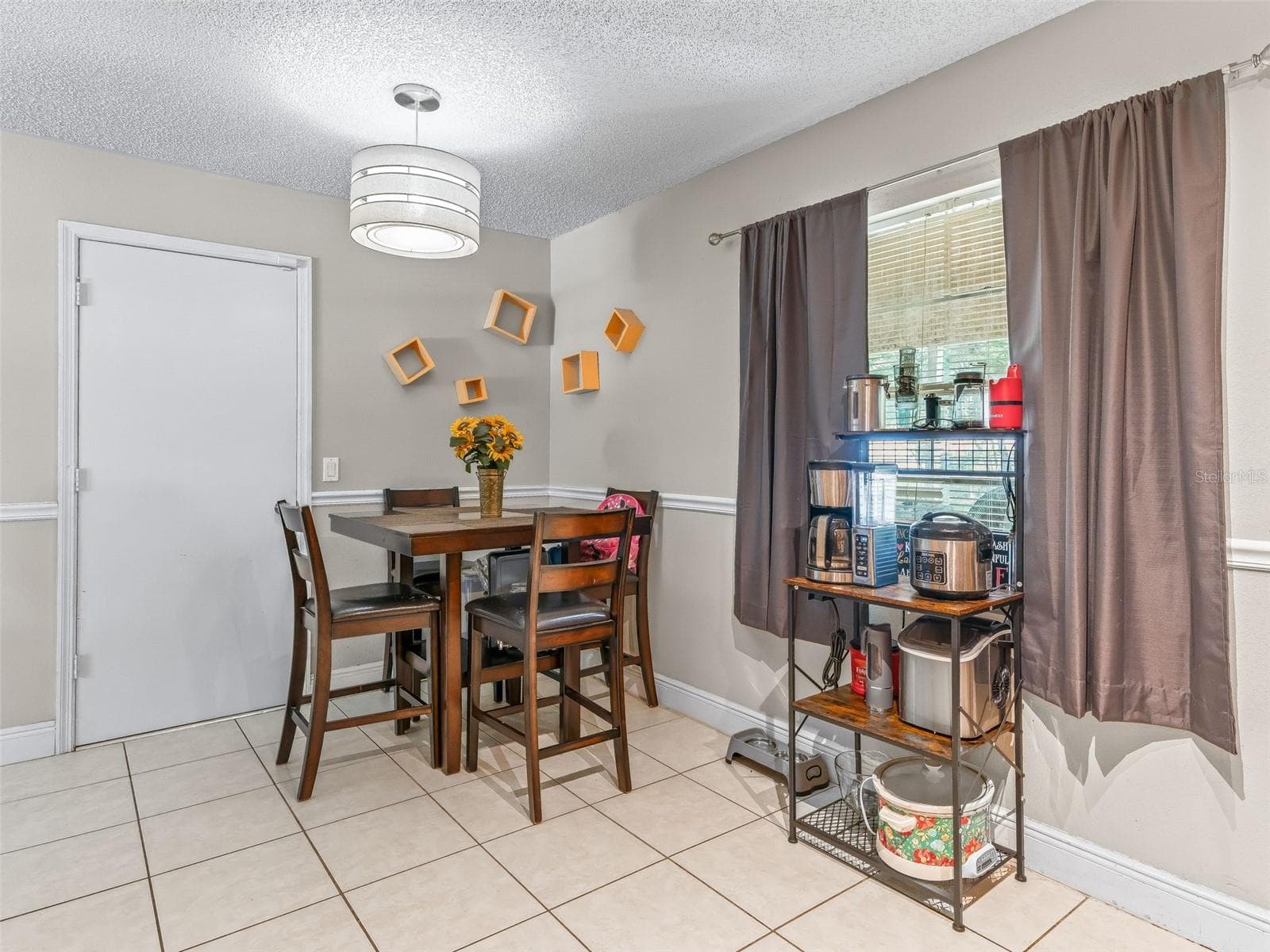 911 JACARANDA DRIVE — photo 10 of 24