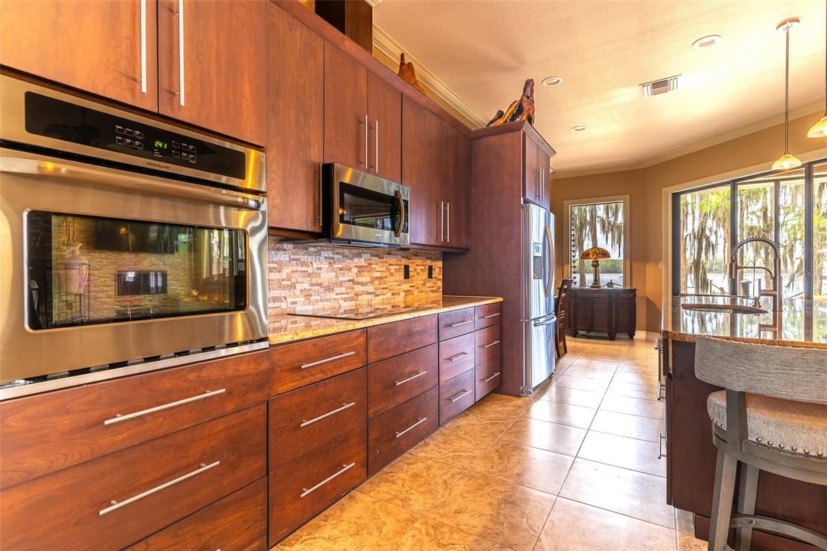 6850 HUNT ROAD — photo 11 of 97