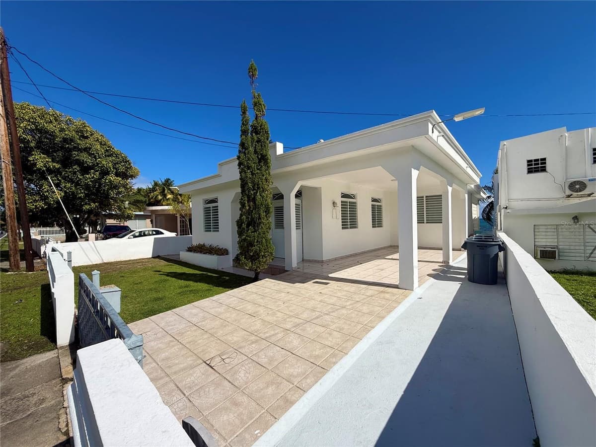 Carr#3 BEACH FRONT HOUSE AVENUE — photo 1 of 17