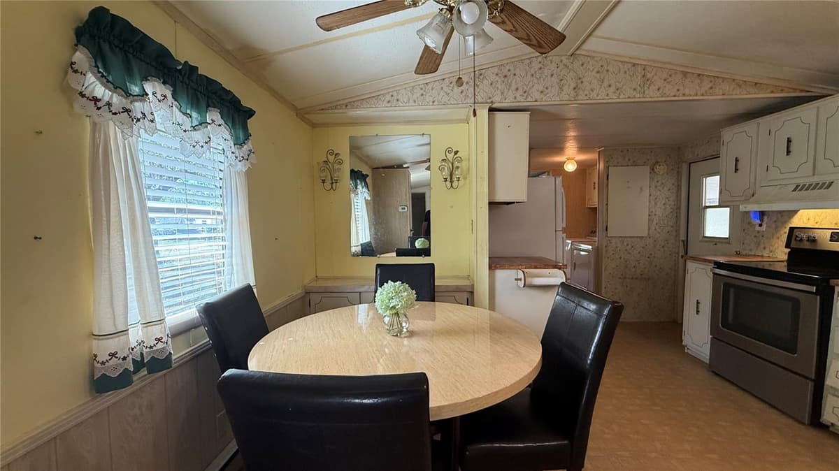 28520 HOLLY AVENUE — photo 9 of 21
