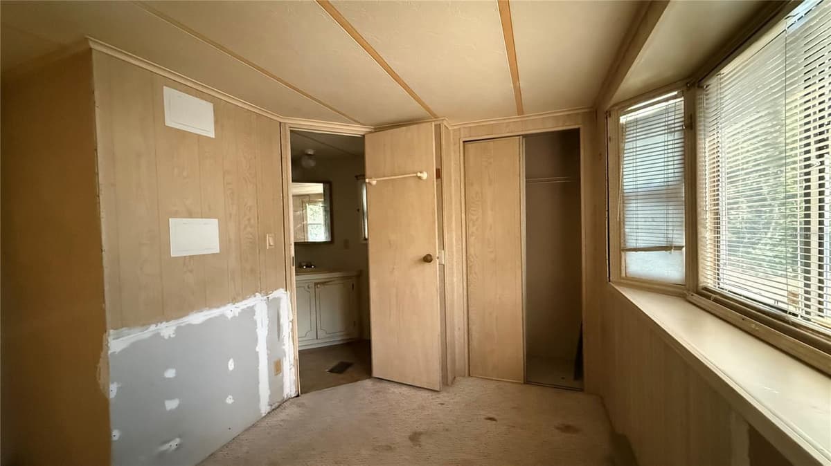 28520 HOLLY AVENUE — photo 16 of 21
