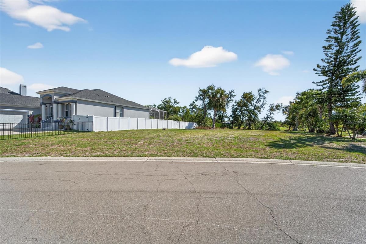 806 GREENVIEW DRIVE — photo 3 of 32