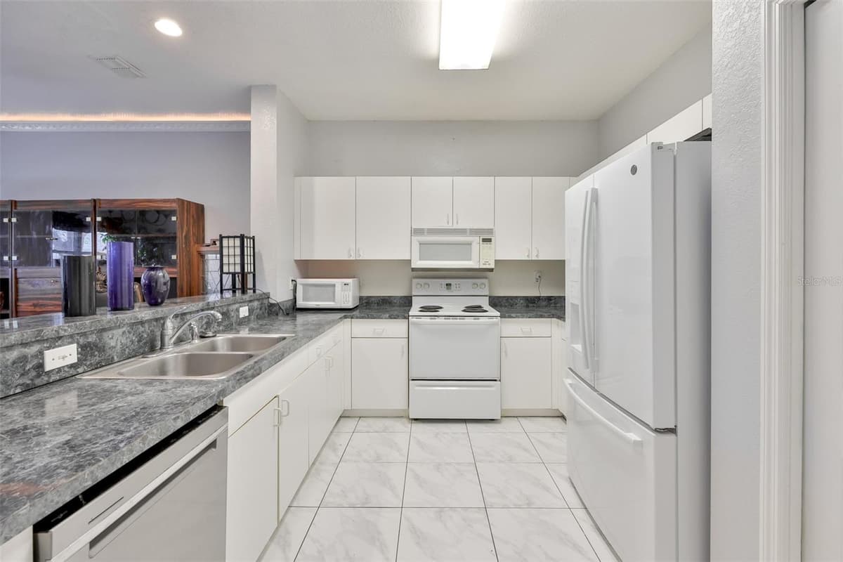 6400 46TH AVENUE — photo 9 of 48
