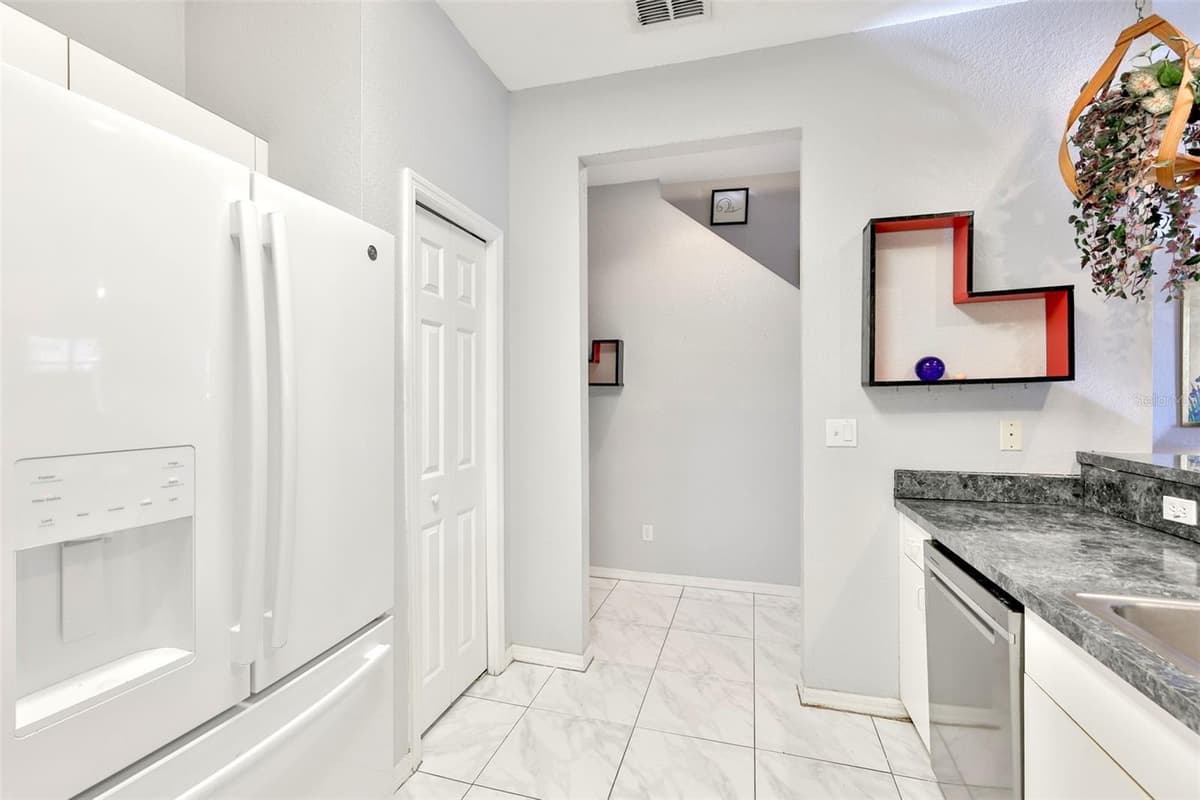 6400 46TH AVENUE — photo 8 of 48