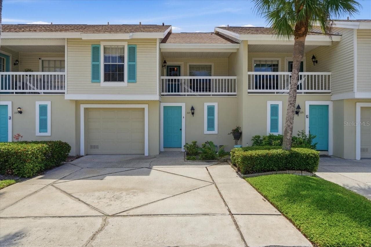 227 SUN VISTA COURT — photo 3 of 47