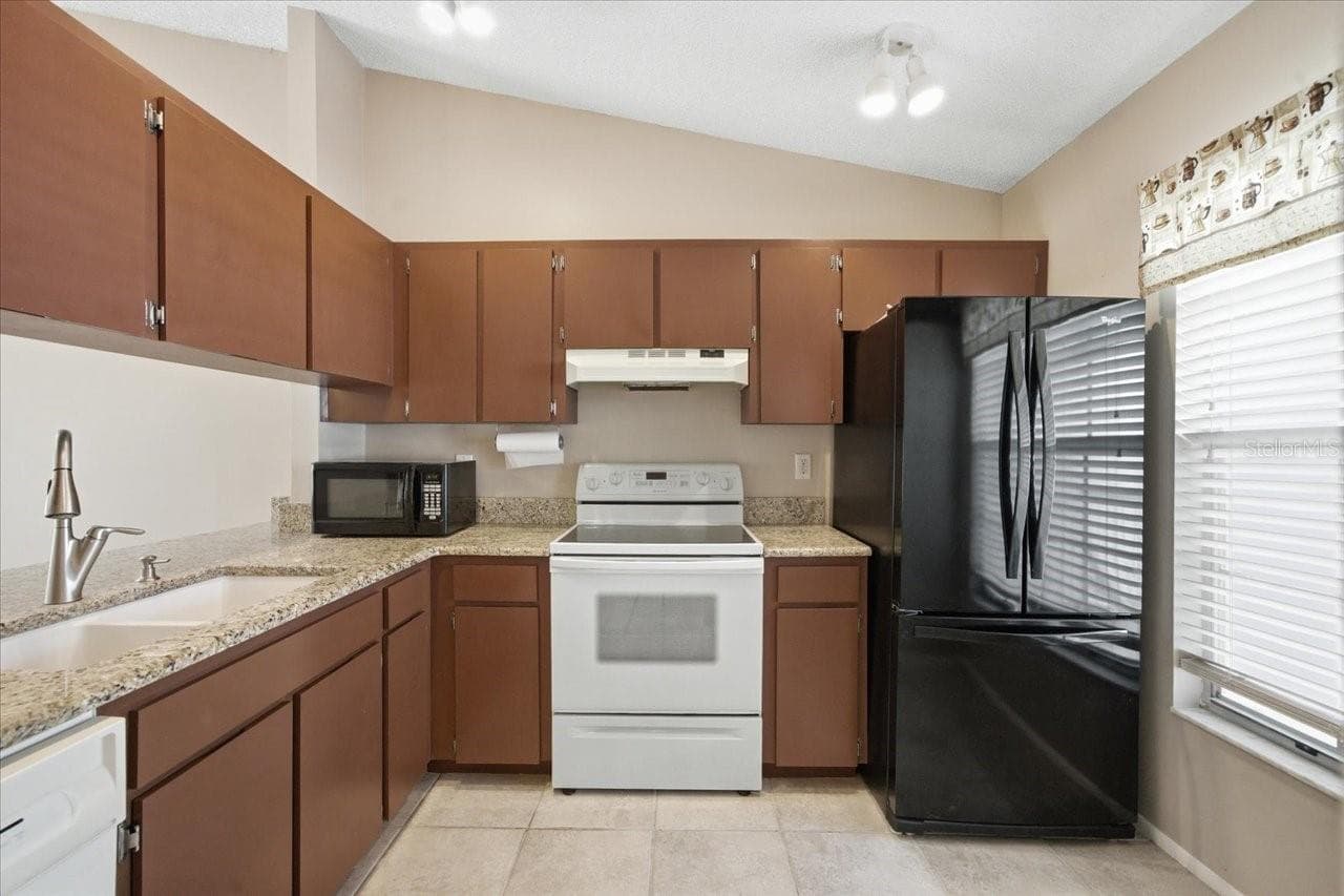 227 SUN VISTA COURT — photo 10 of 47