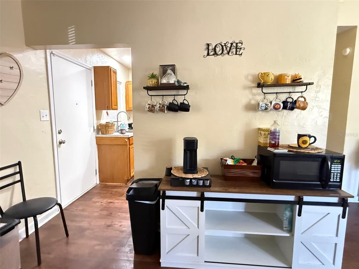 1135 NEIL COURT — photo 6 of 30