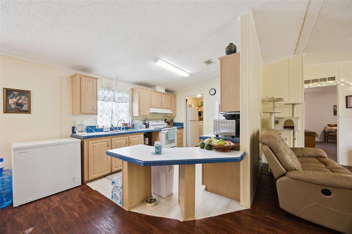 25412 MATHEW STREET — photo 8 of 35