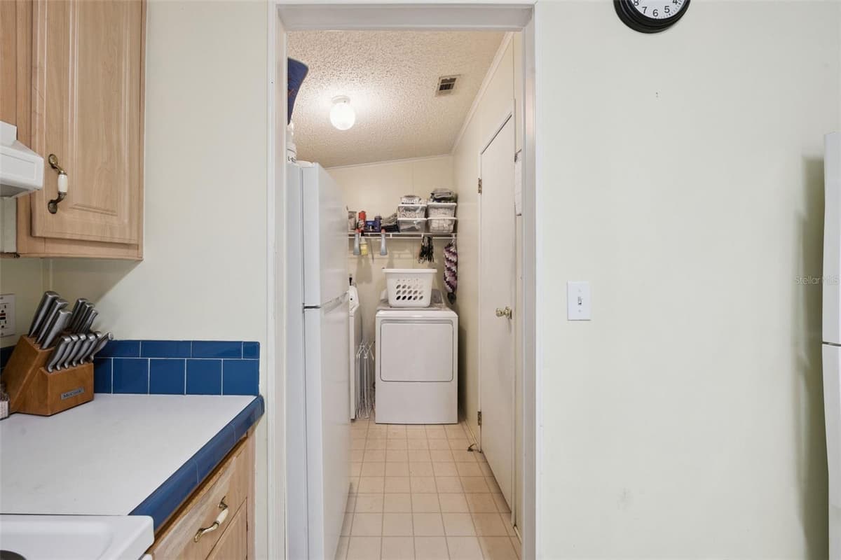 25412 MATHEW STREET — photo 10 of 35