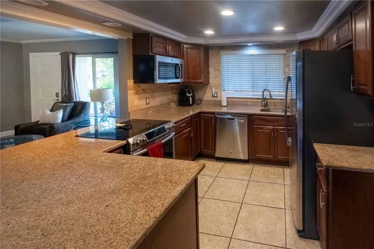 33 SOUTHWIND DRIVE — photo 10 of 50