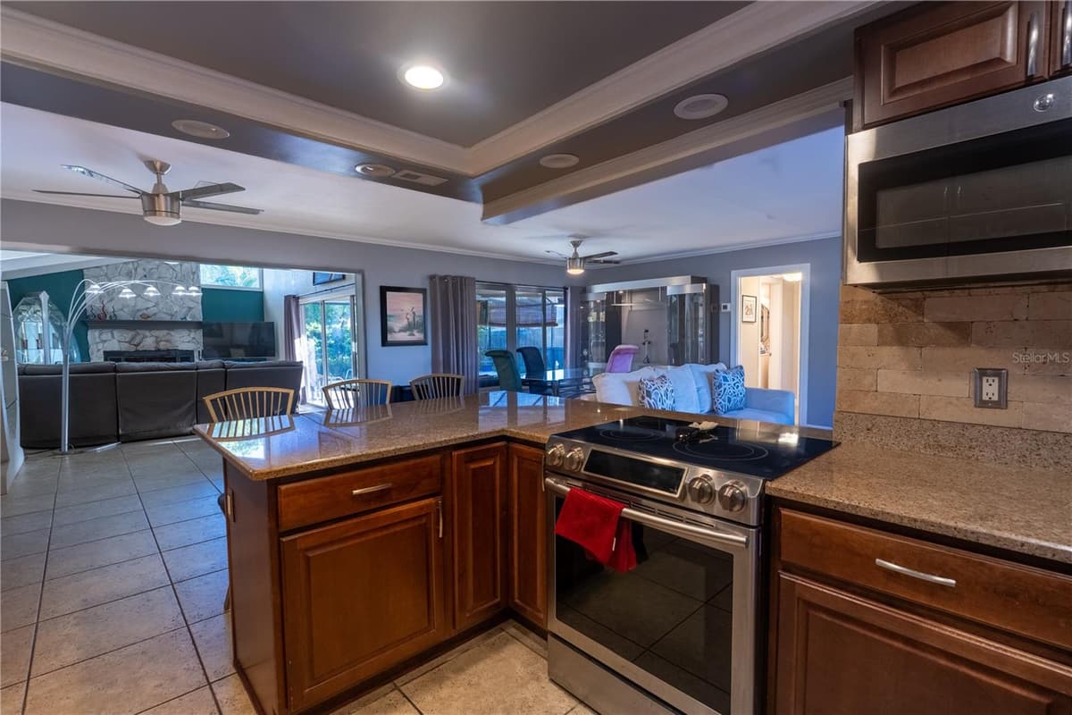 33 SOUTHWIND DRIVE — photo 11 of 50