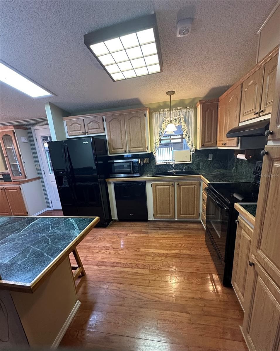 907 ORCHID STREET — photo 10 of 38