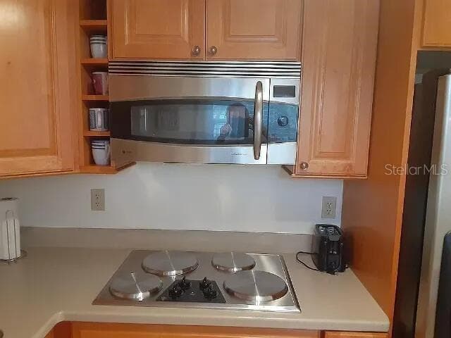 94 SPRING LAKE DRIVE — photo 4 of 18