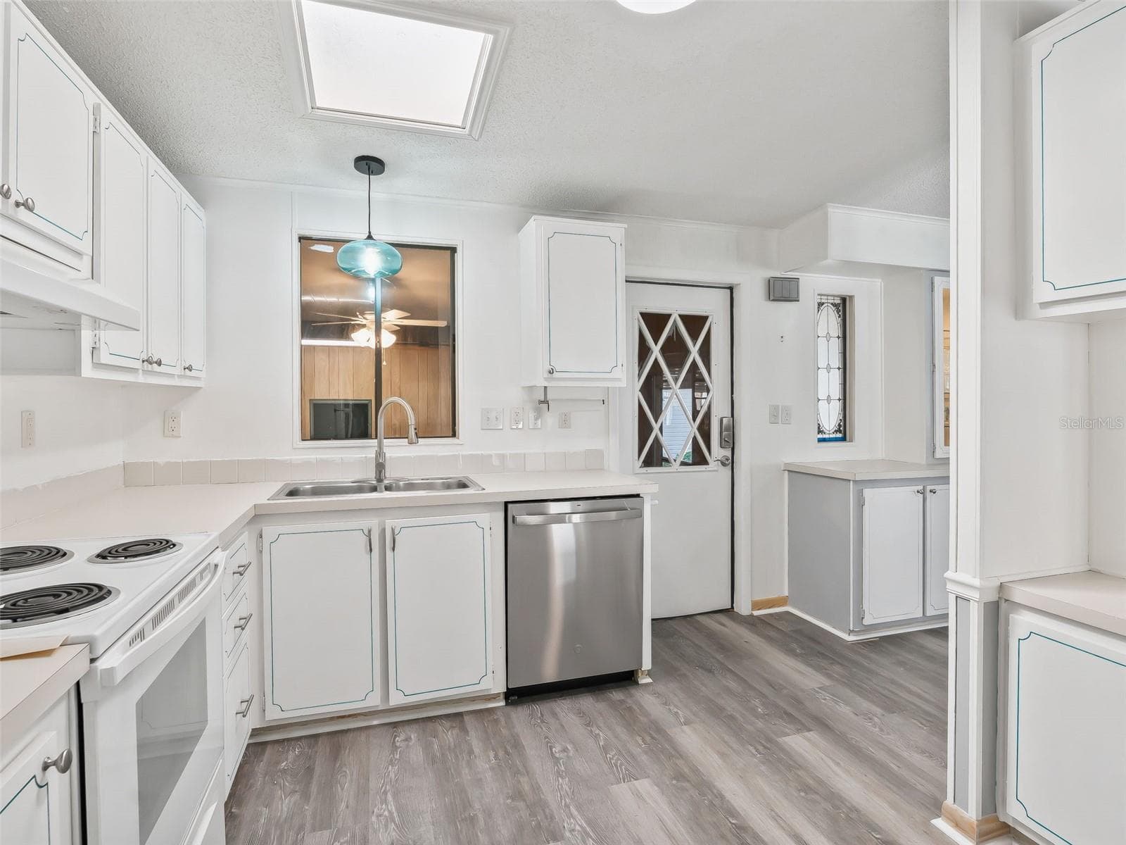 1514 HILLCREST DRIVE — photo 12 of 35