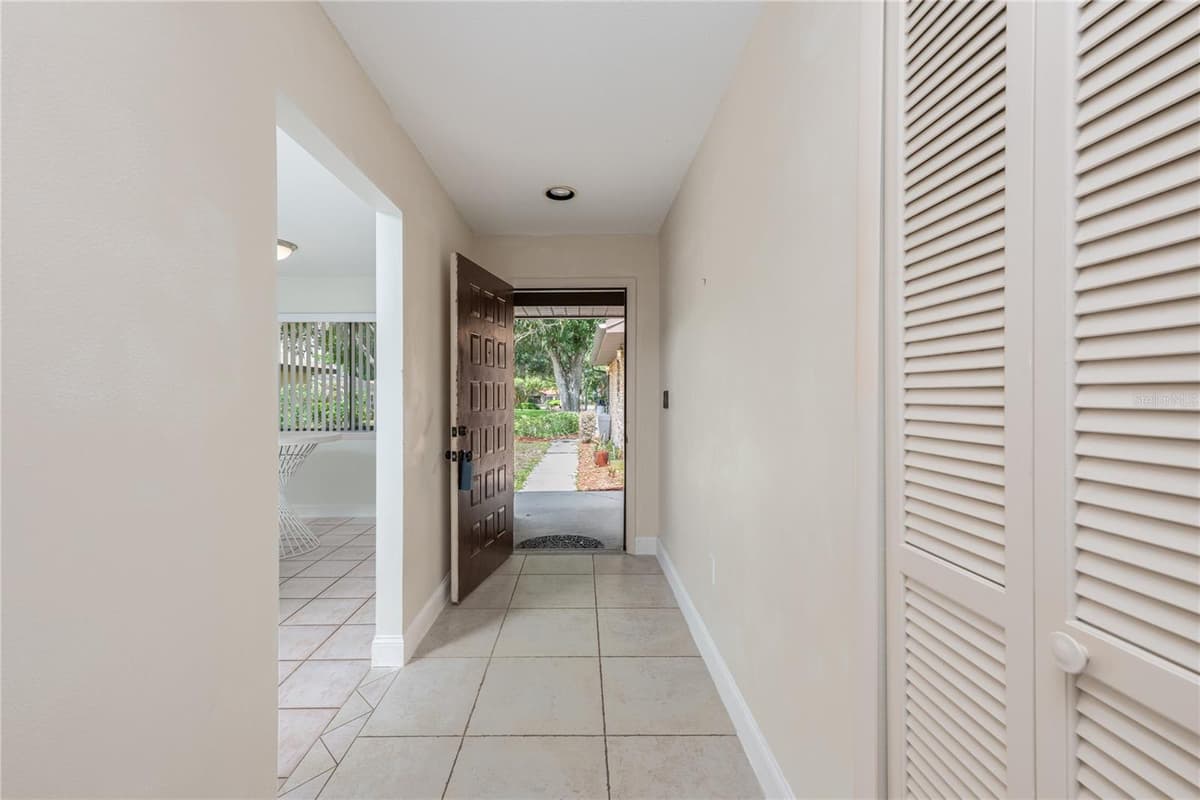 109 WATERWOOD DRIVE — photo 6 of 53