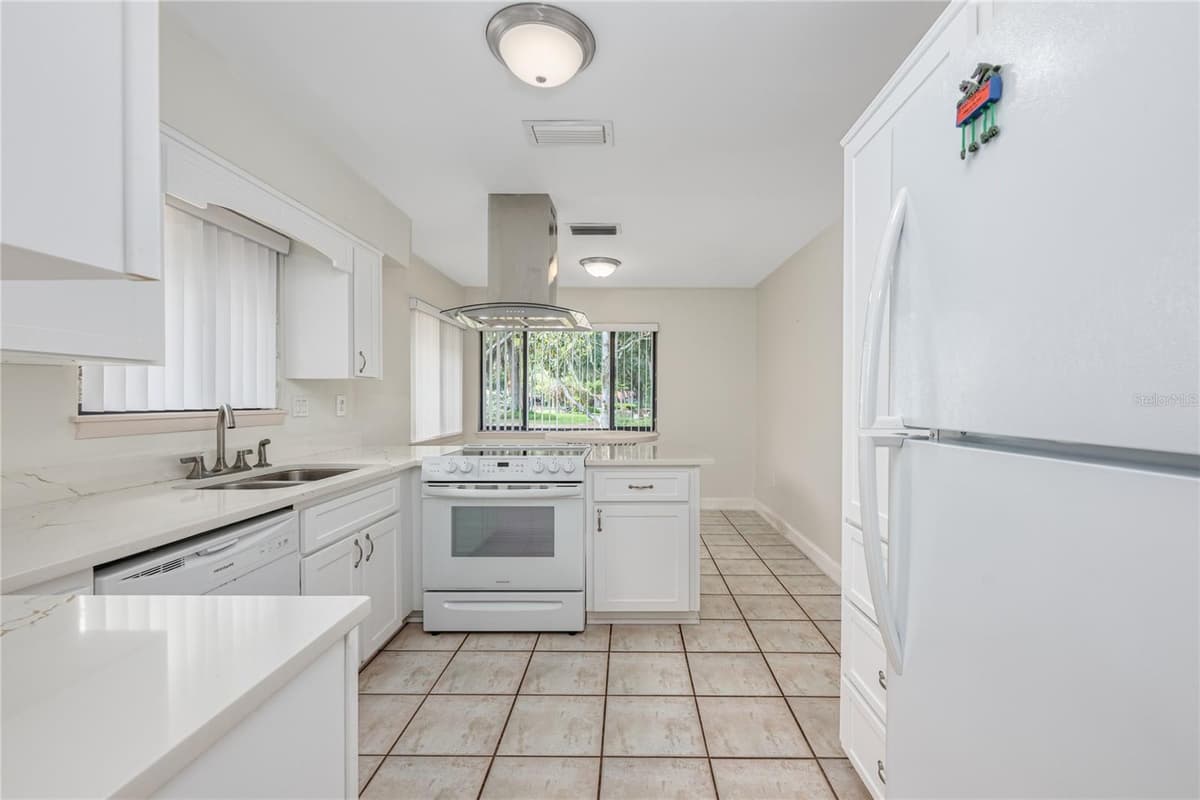 109 WATERWOOD DRIVE — photo 10 of 53