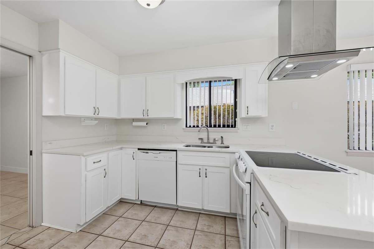109 WATERWOOD DRIVE — photo 12 of 53