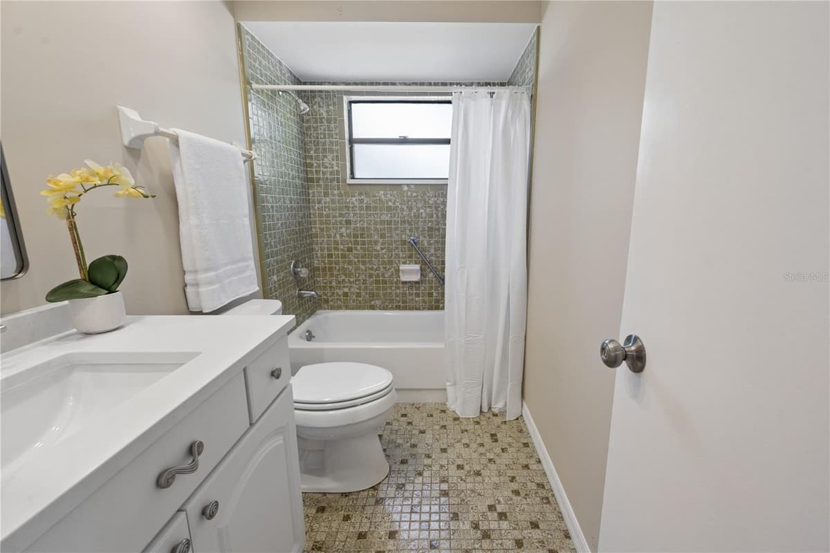 950 LAWRENCE BOULEVARD — photo 28 of 41