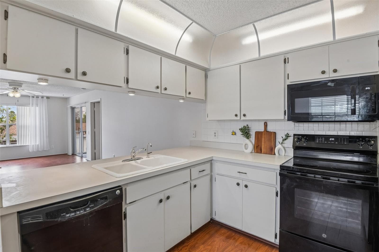 7713 HILLSIDE COURT — photo 12 of 33