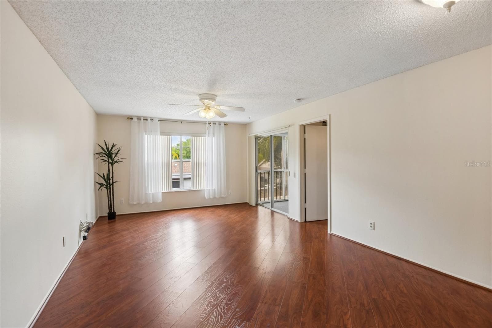 7713 HILLSIDE COURT — photo 4 of 33