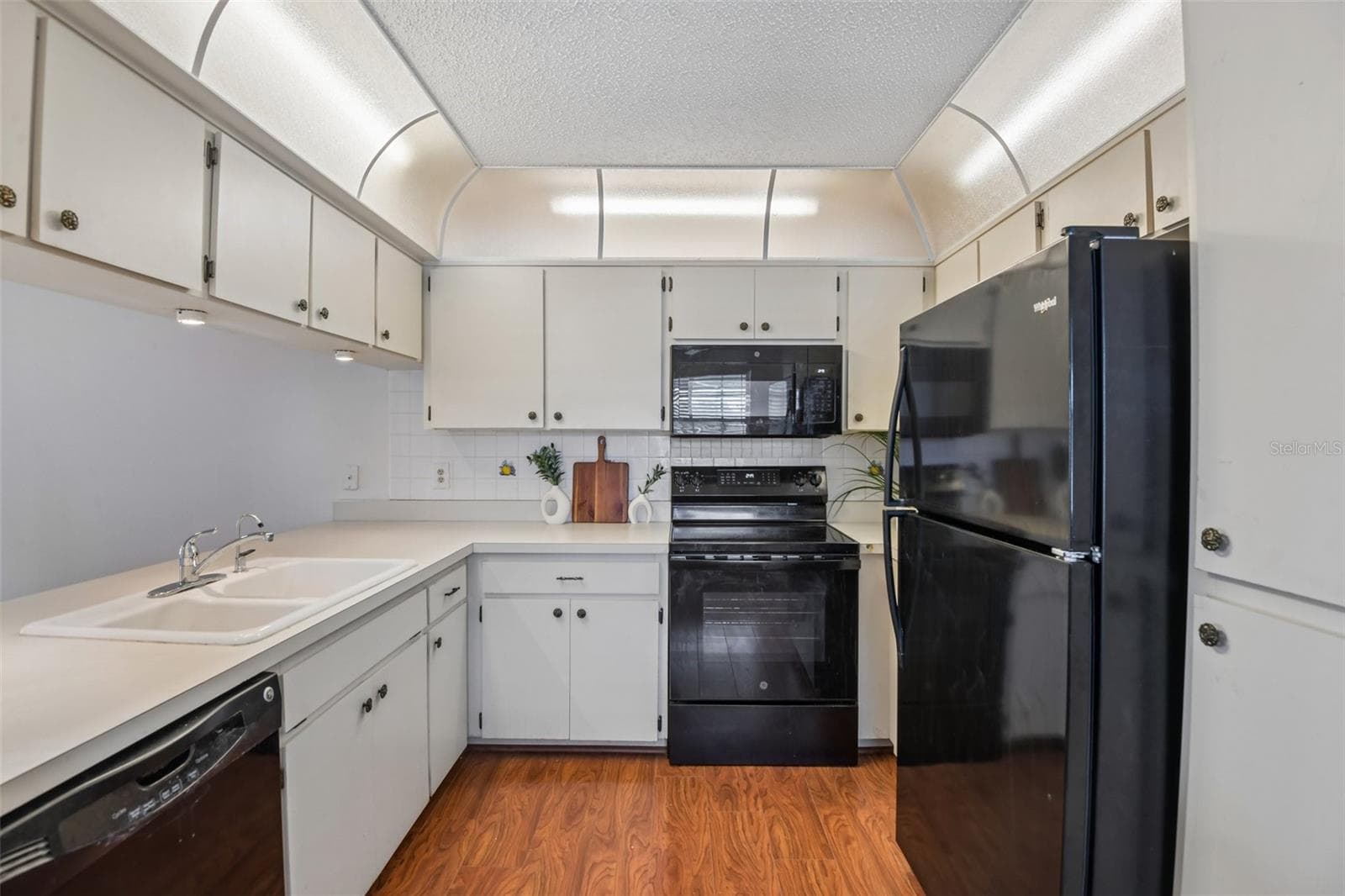 7713 HILLSIDE COURT — photo 10 of 33