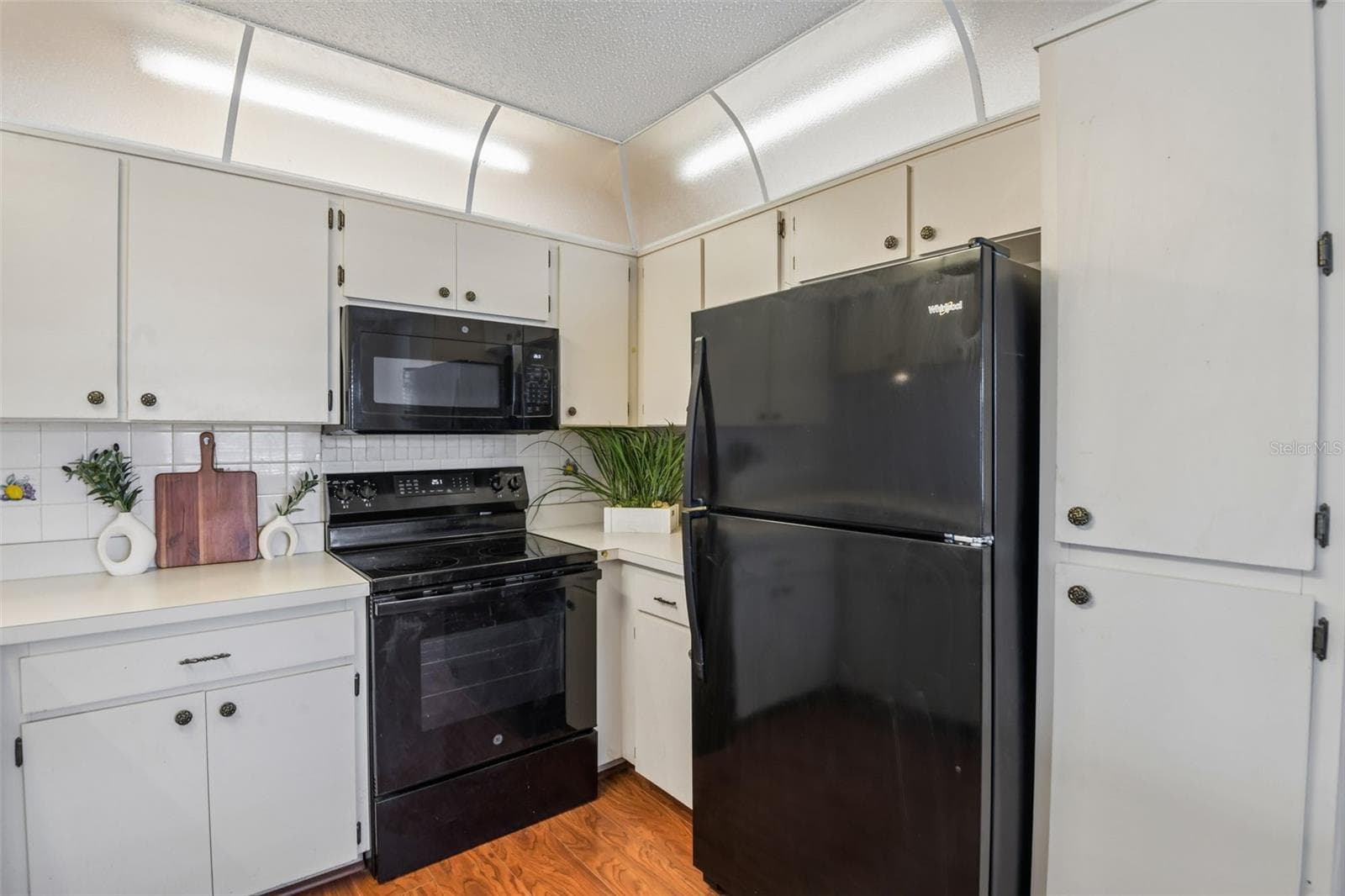 7713 HILLSIDE COURT — photo 11 of 33