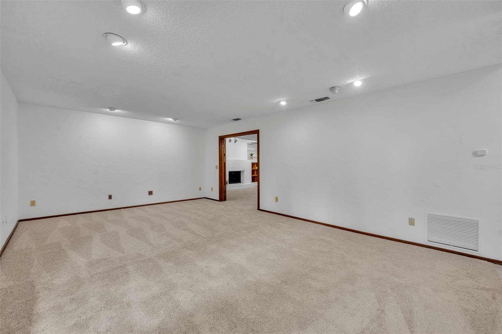 1001 VERSAILLES COURT — photo 8 of 53