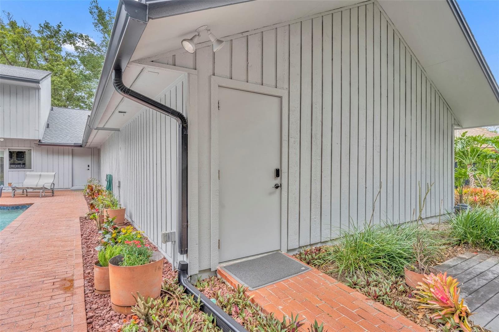 1001 VERSAILLES COURT — photo 15 of 53