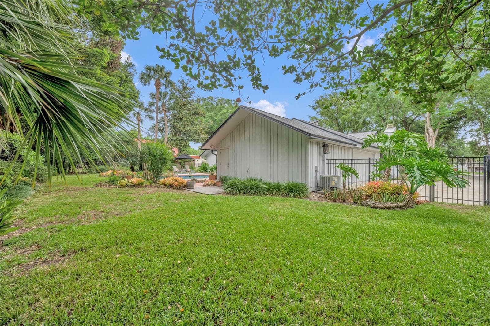 1001 VERSAILLES COURT — photo 47 of 53