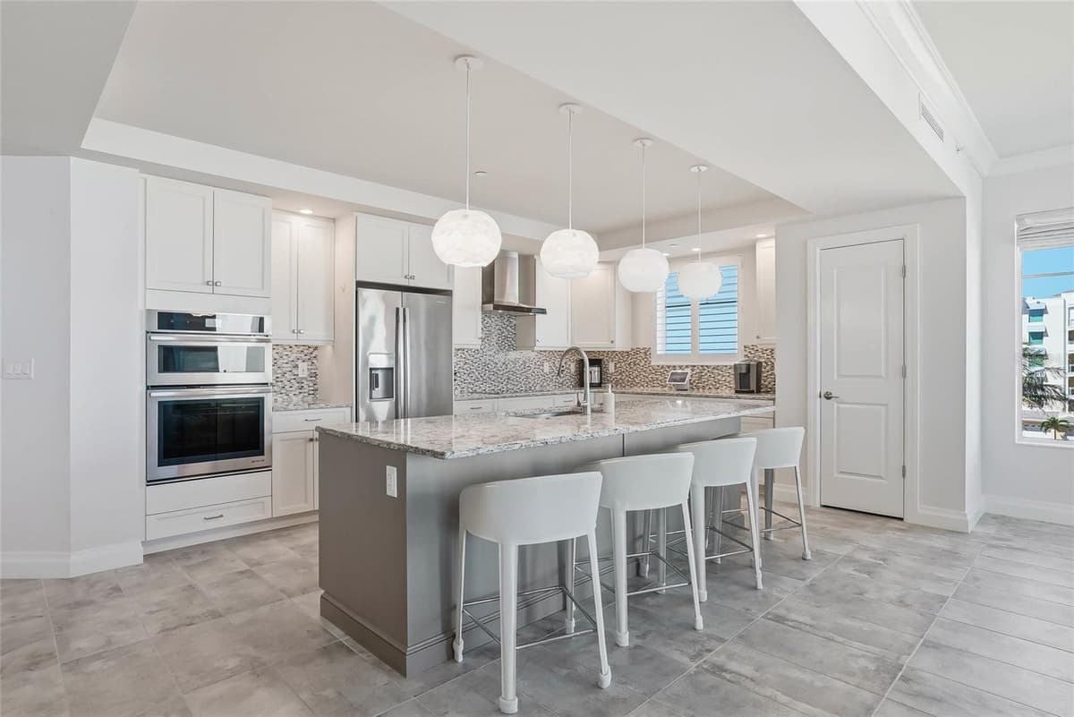 650 COLLANY ROAD — photo 14 of 58