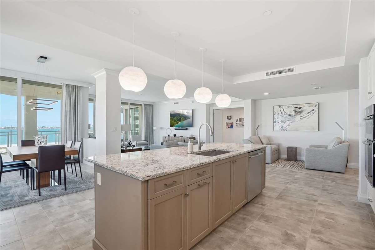 650 COLLANY ROAD — photo 11 of 58