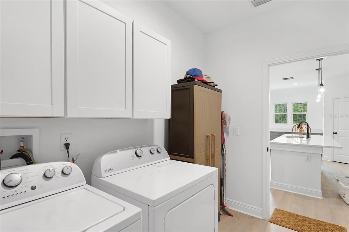 10550 CROTTY AVENUE — photo 13 of 38